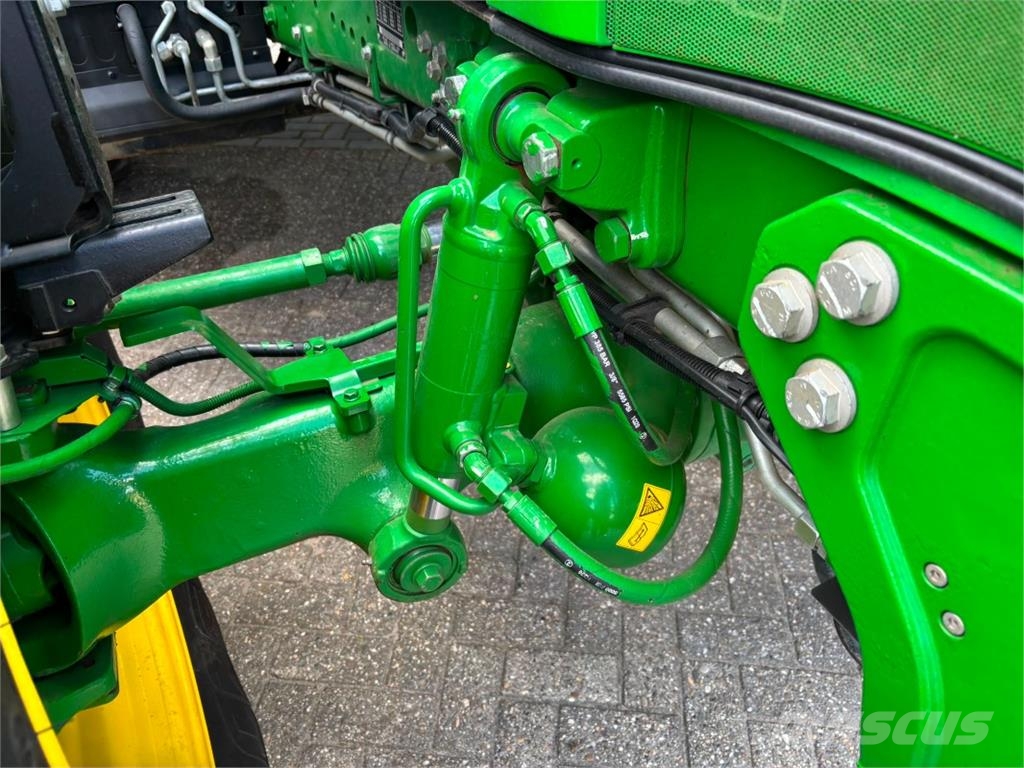 John Deere 6230R Traktory