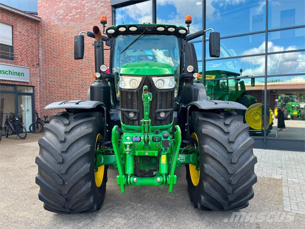 John Deere 6230R Traktory