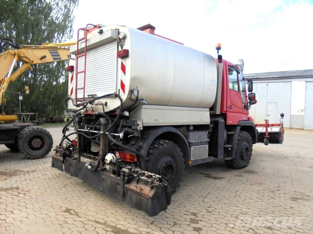 Mercedes-Benz Unimog U 400 mit Spritzmaschine Schäfer Bitumin levittäjät