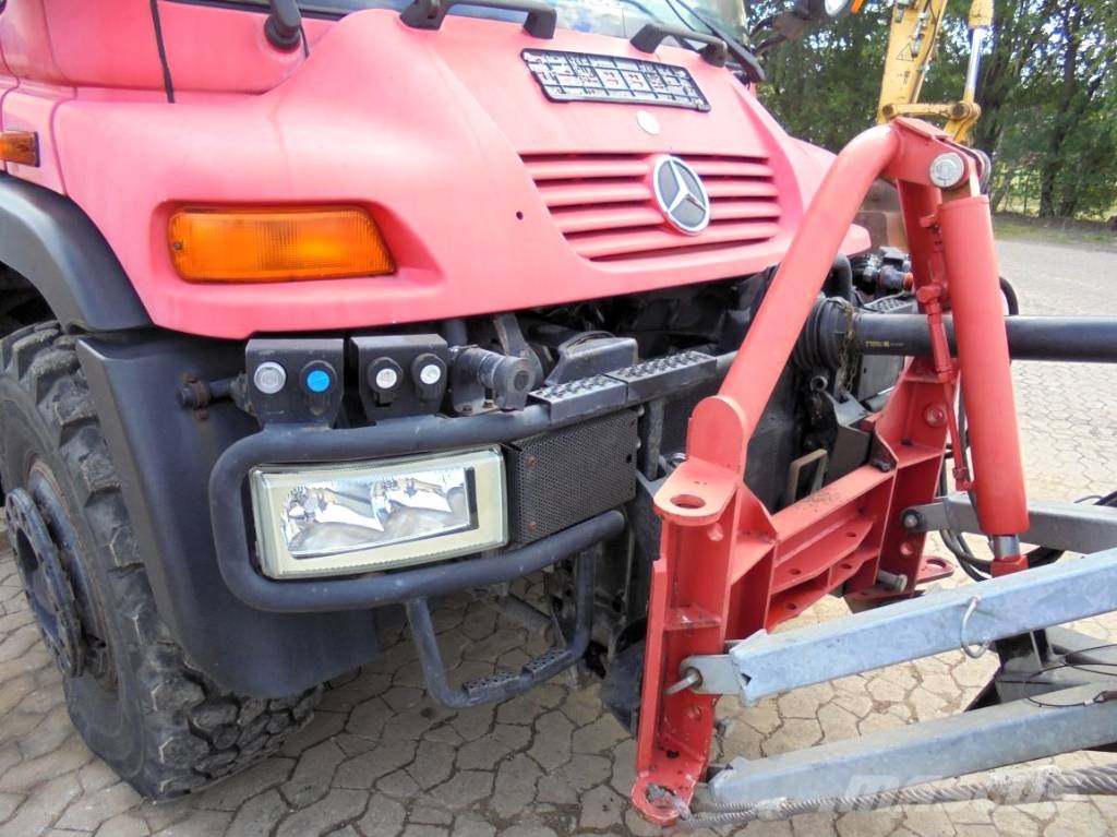 Mercedes-Benz Unimog U 400 mit Spritzmaschine Schäfer Bitumin levittäjät