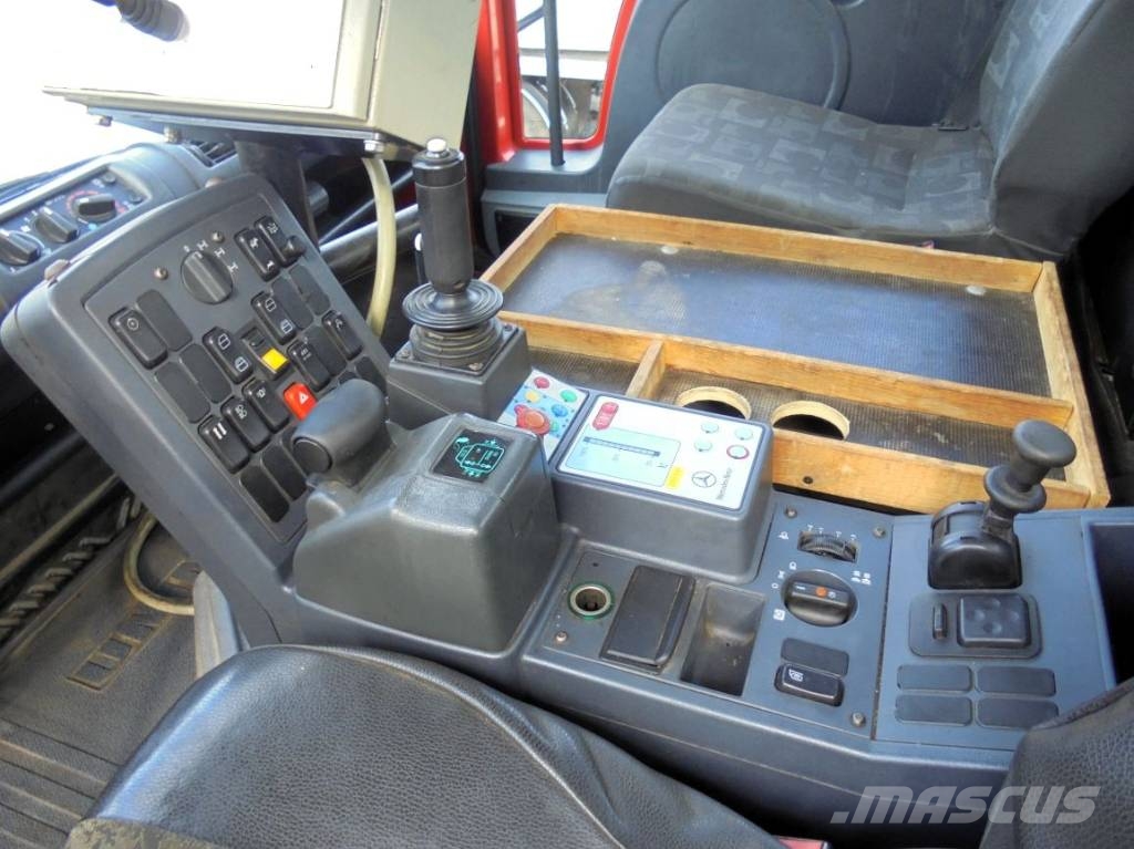 Mercedes-Benz Unimog U 400 mit Spritzmaschine Schäfer Bitumin levittäjät