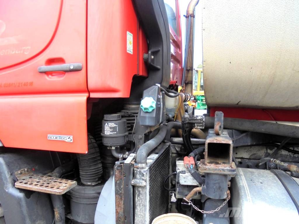 Mercedes-Benz Unimog U 400 mit Spritzmaschine Schäfer Bitumin levittäjät