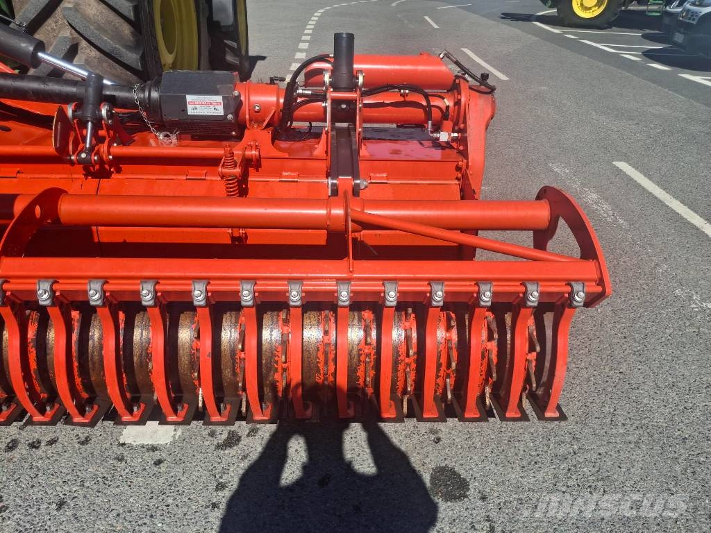 Kuhn EL402R-600 الكاسحات وقلابات التربة ذات المحركات