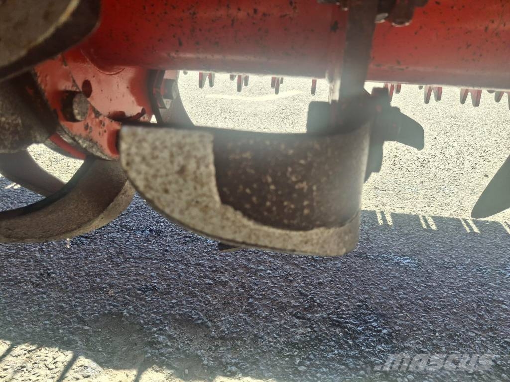 Kuhn EL402R-600 الكاسحات وقلابات التربة ذات المحركات