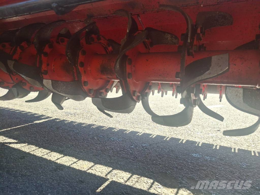 Kuhn EL402R-600 الكاسحات وقلابات التربة ذات المحركات