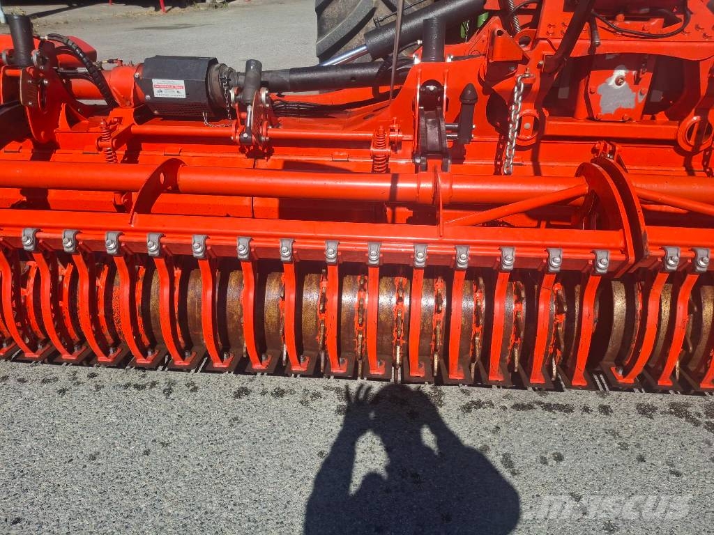 Kuhn EL402R-600 الكاسحات وقلابات التربة ذات المحركات