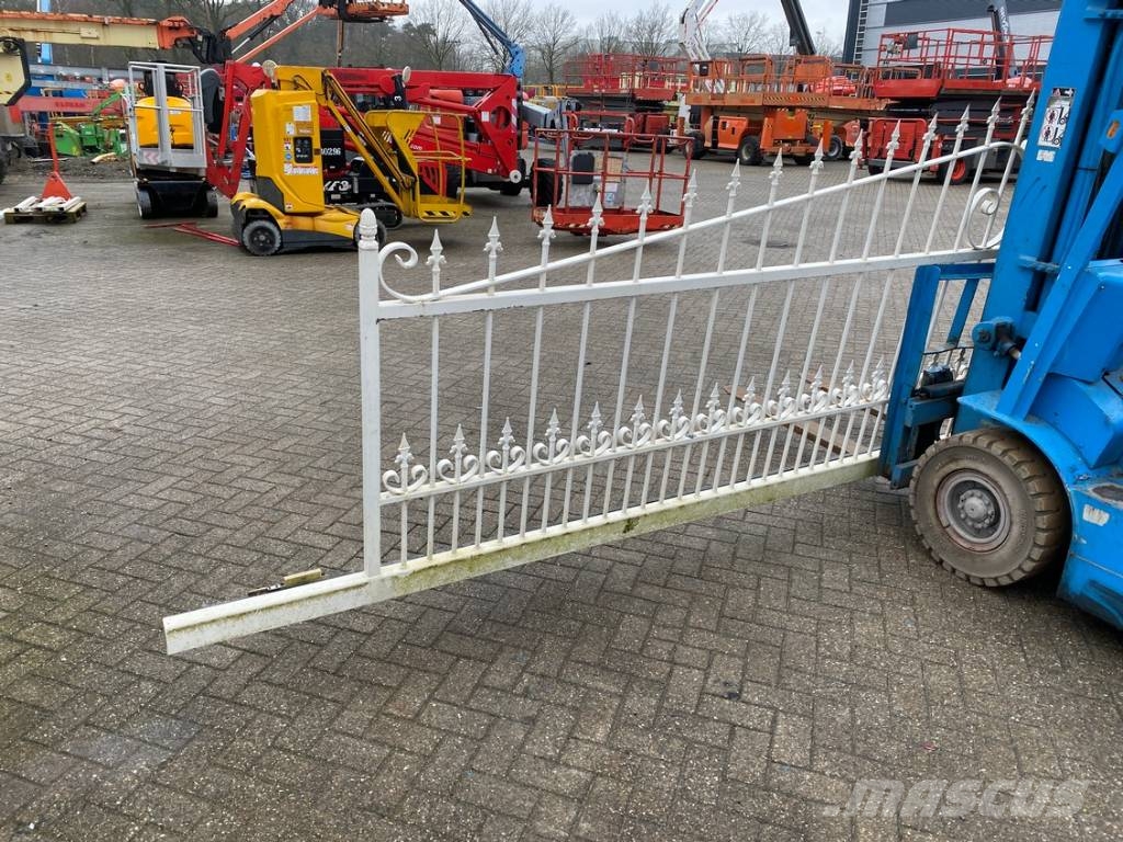 Target Iron Sliding Gate 542cm included posts Sonstige Kommunalmaschinen