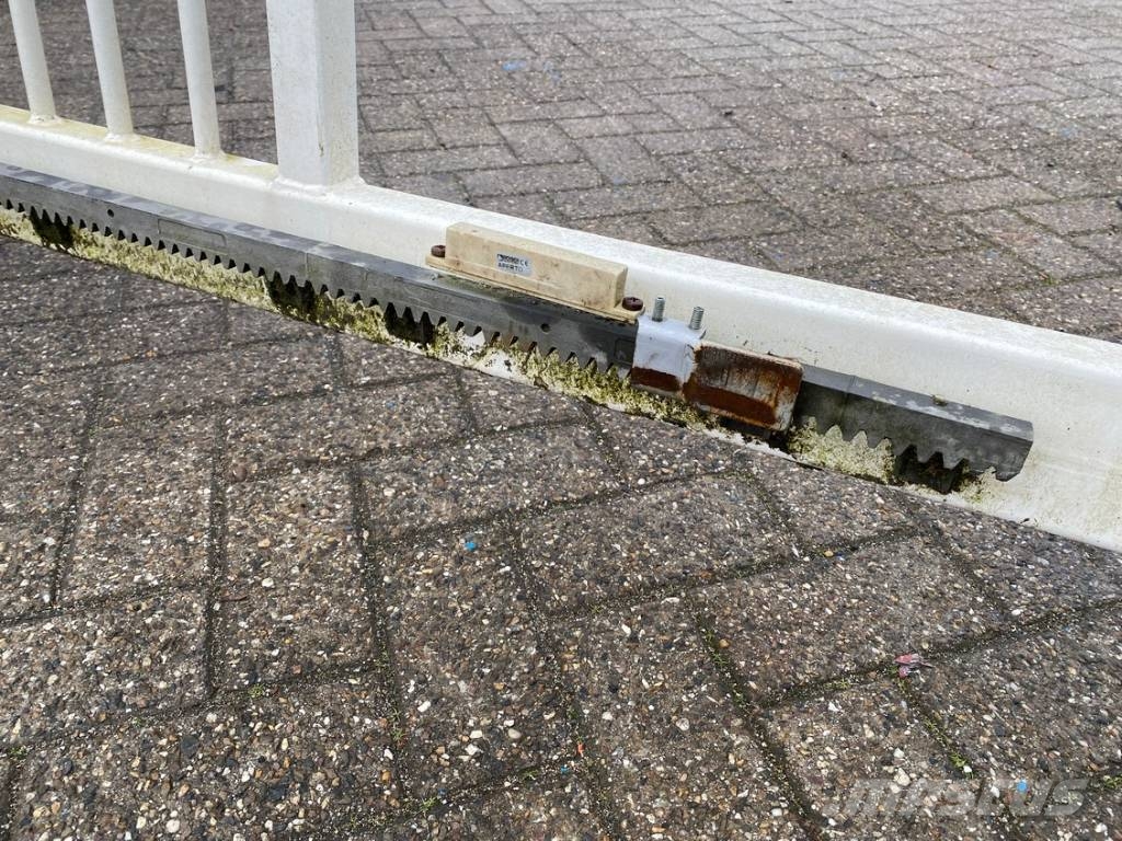 Target Iron Sliding Gate 542cm included posts Sonstige Kommunalmaschinen