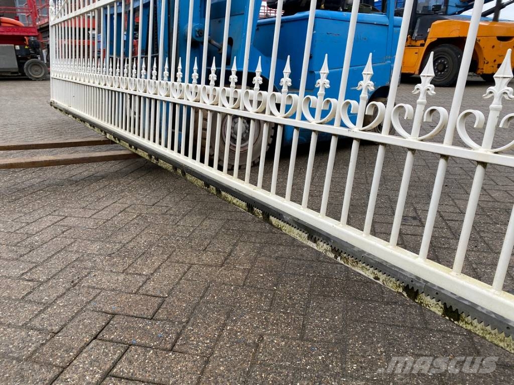 Target Iron Sliding Gate 542cm included posts Sonstige Kommunalmaschinen