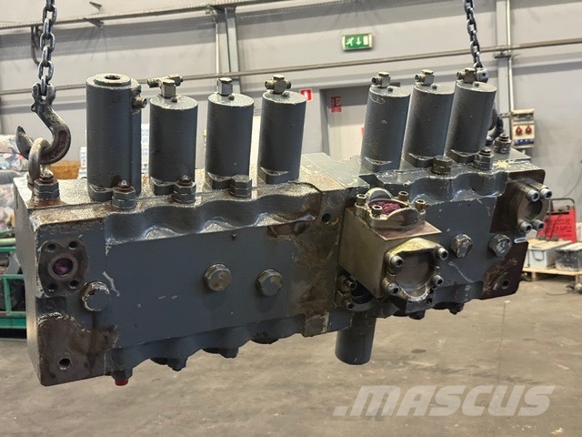 Liebherr R 954 B USED HYDRAULIC BLOCK هيدروليات