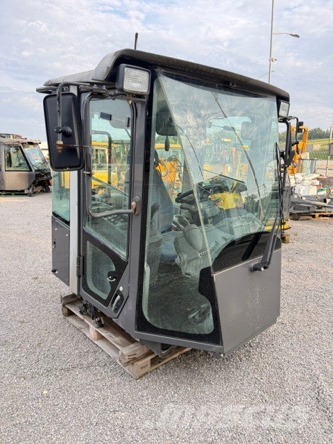Hitachi ZW 250 USED CAB كابينة والداخلية