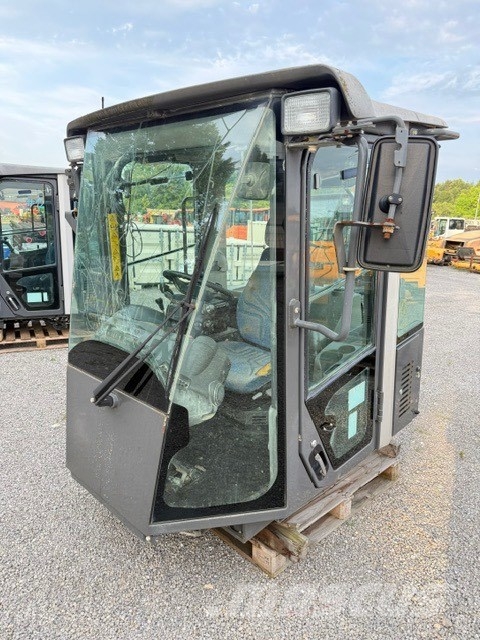 Hitachi ZW 250 USED CAB كابينة والداخلية