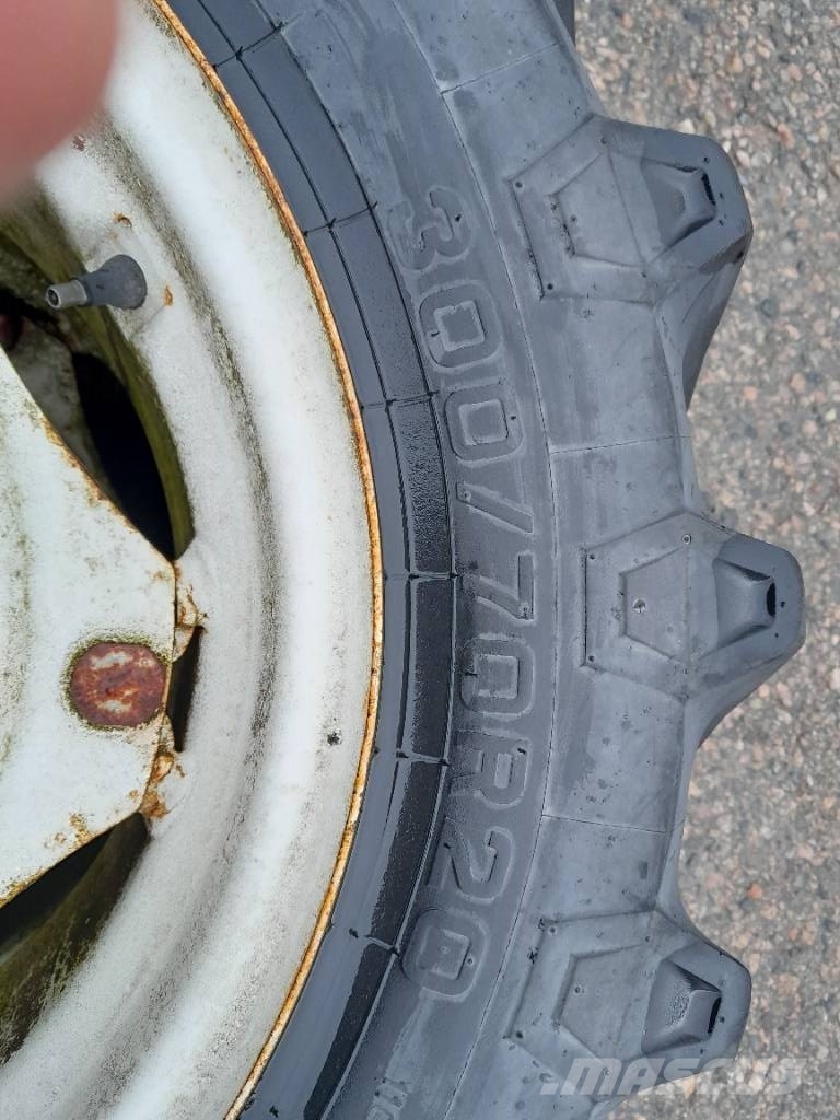 Pirelli 300/70R20 Hjul Roti