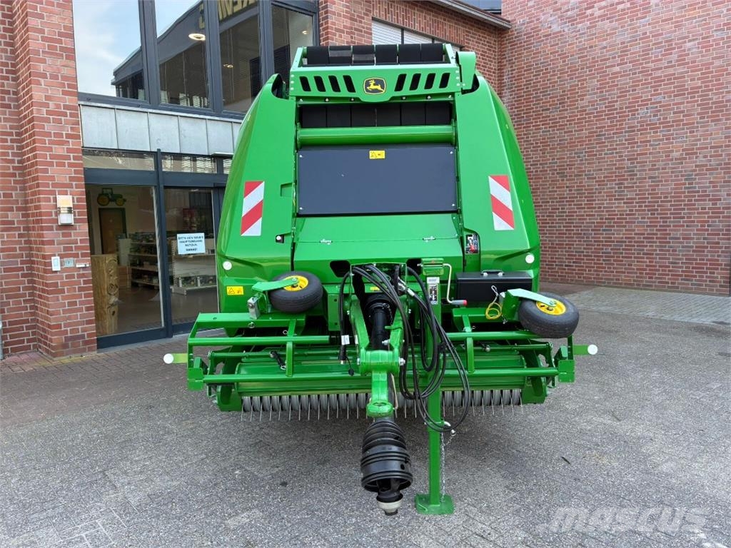John Deere V462M Ronde-balenpersen