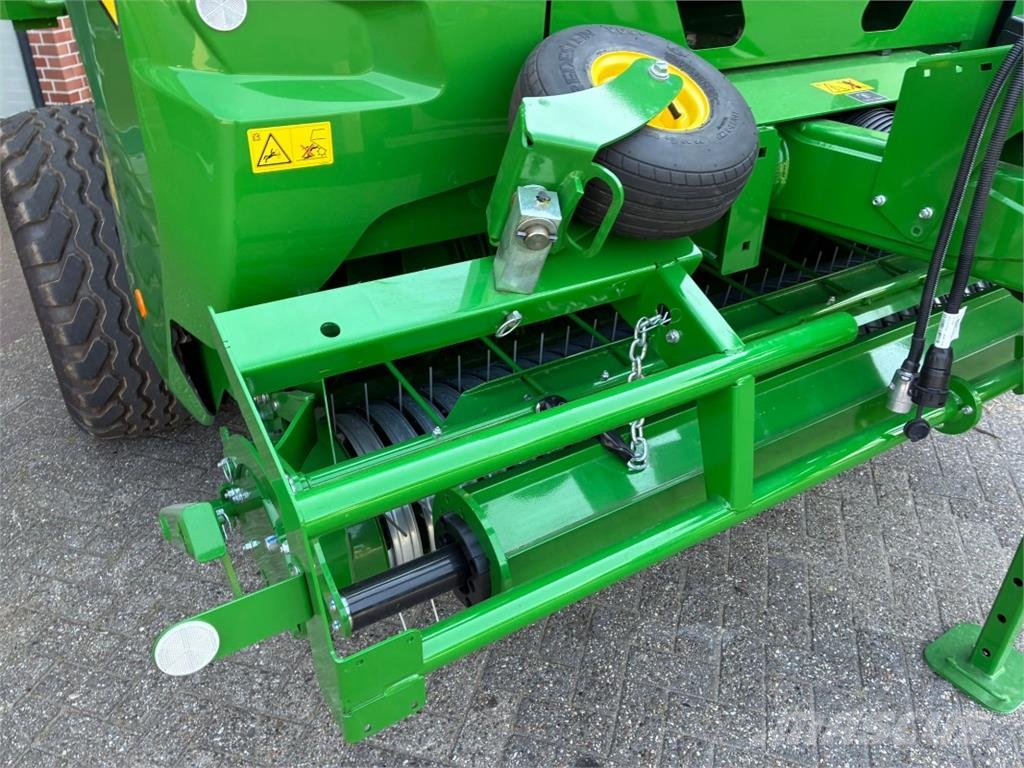 John Deere V462M Ronde-balenpersen