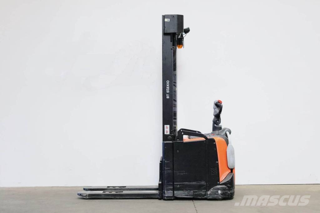 Toyota SPE160L Pedestrian stacker