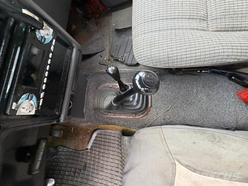 Toyota Hilux 4x4 4DW - 5 Seats - Manual Gearbox - 2.4 Die Auto's