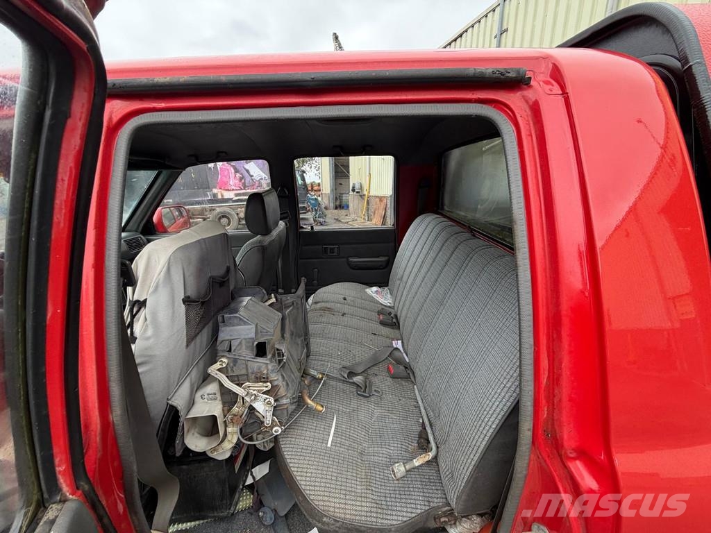 Toyota Hilux 4x4 4DW - 5 Seats - Manual Gearbox - 2.4 Die Auto's