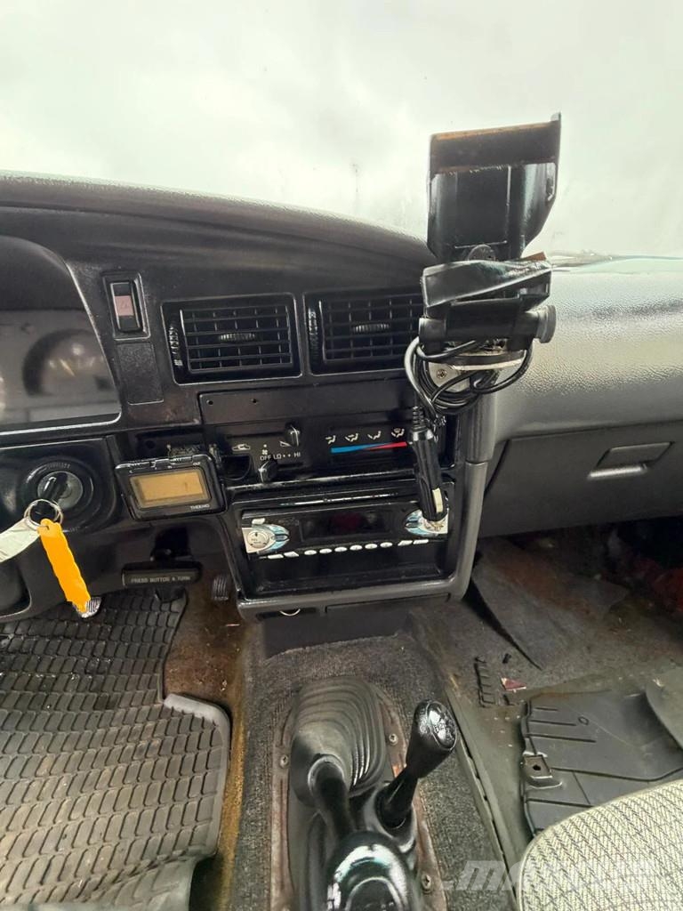 Toyota Hilux 4x4 4DW - 5 Seats - Manual Gearbox - 2.4 Die Auto's