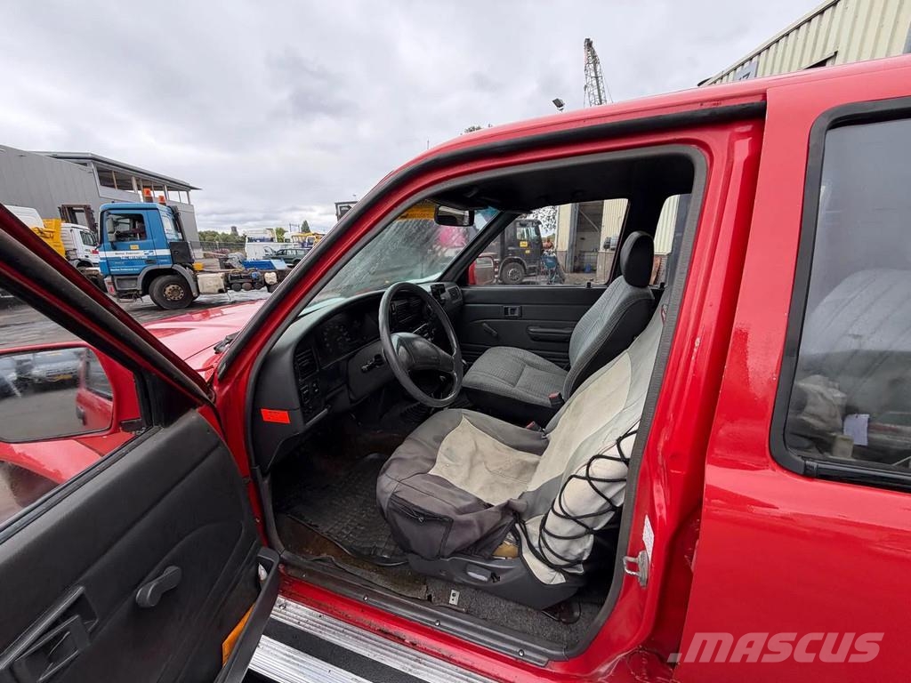 Toyota Hilux 4x4 4DW - 5 Seats - Manual Gearbox - 2.4 Die Auto's