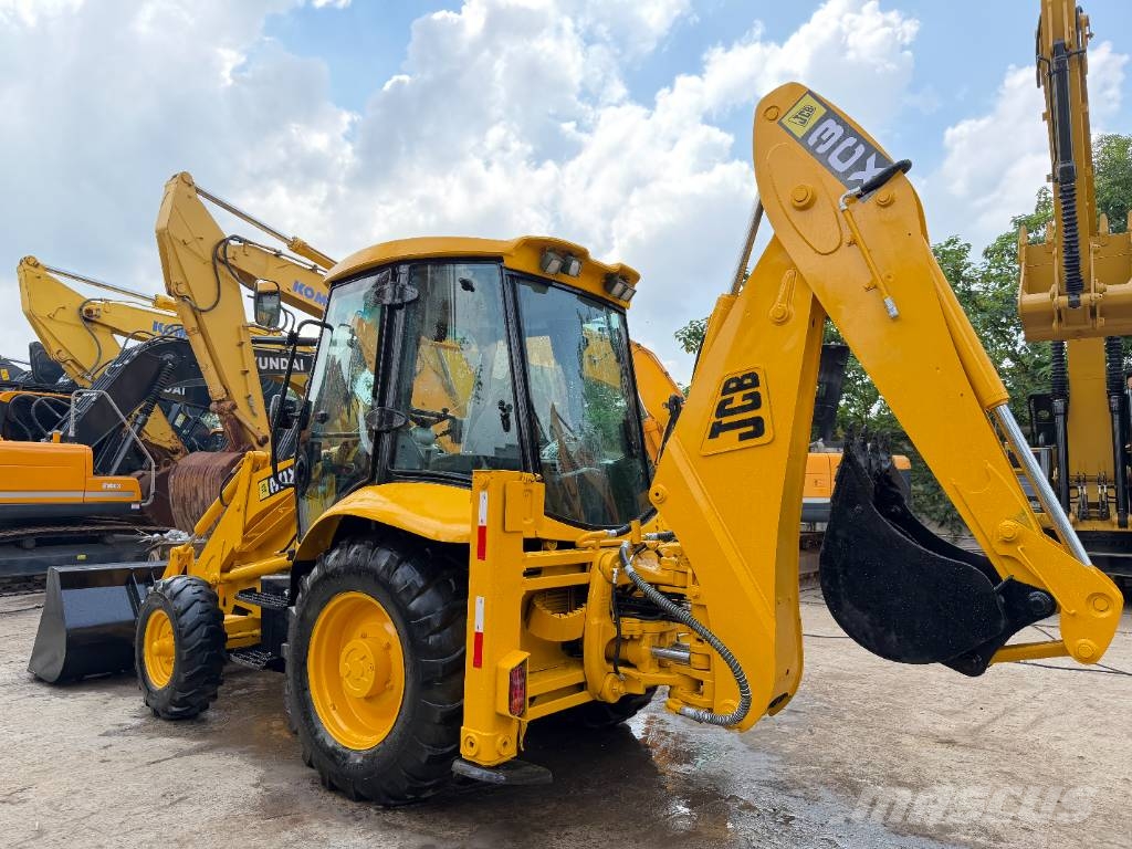 JCB 3CX Ekskavatori-iekrāvēji