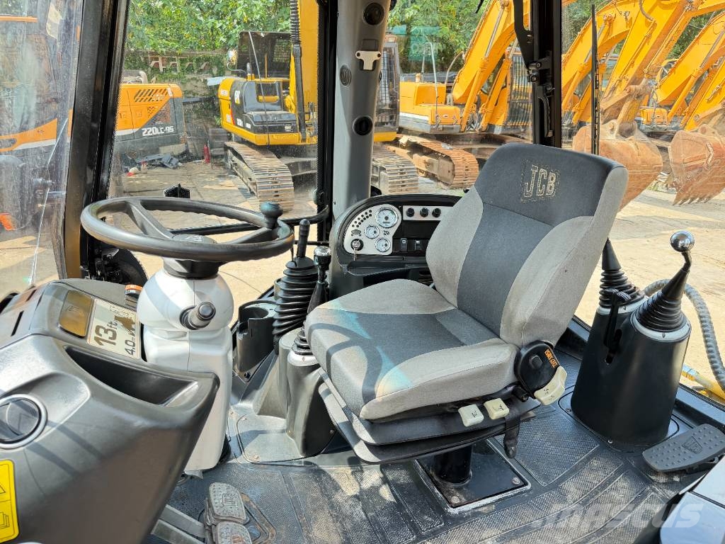 JCB 3CX Ekskavatori-iekrāvēji