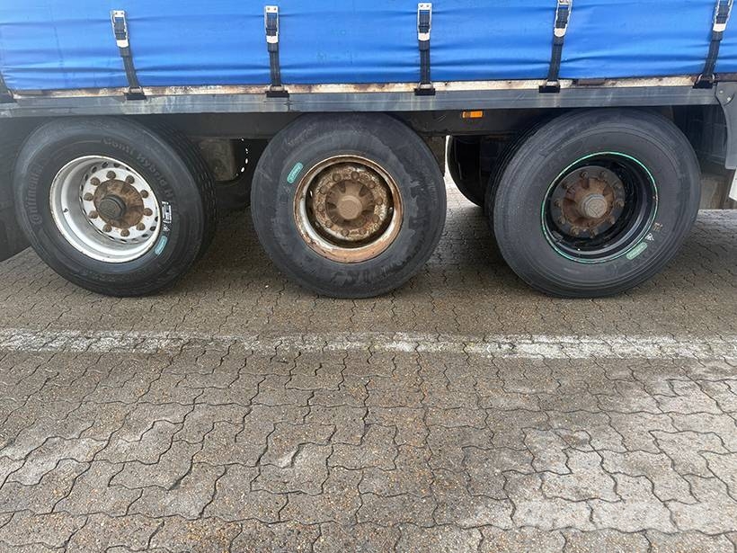 Krone 3 axle Curtainsider / Planenauflieger Tentinės puspriekabės