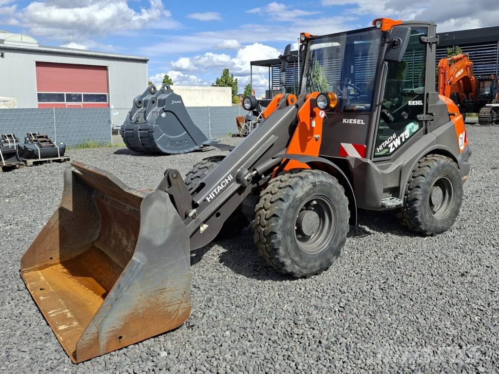 Hitachi ZW 75-6 لوادر انزلاقية التوجيه