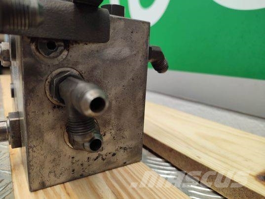 Massey Ferguson 9407 (7210001) hydraulic block Hidraulika