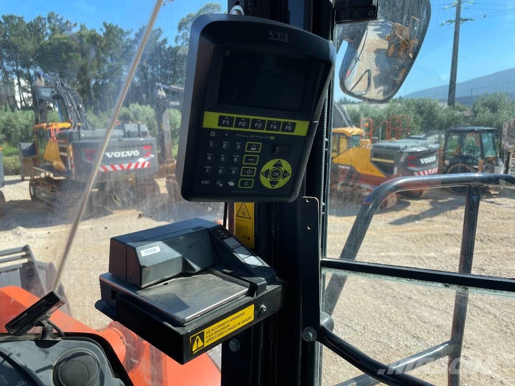 Hitachi ZW 550 - 6 Wheel loaders