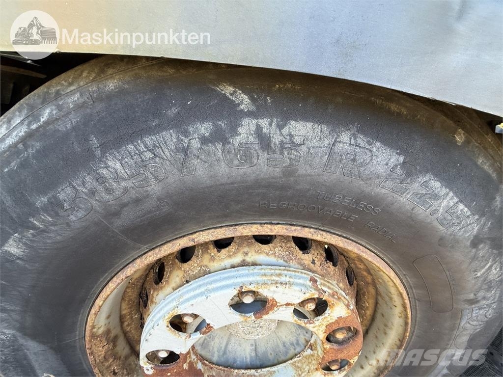 Volvo FM12-52 8X2 工程吊钩车