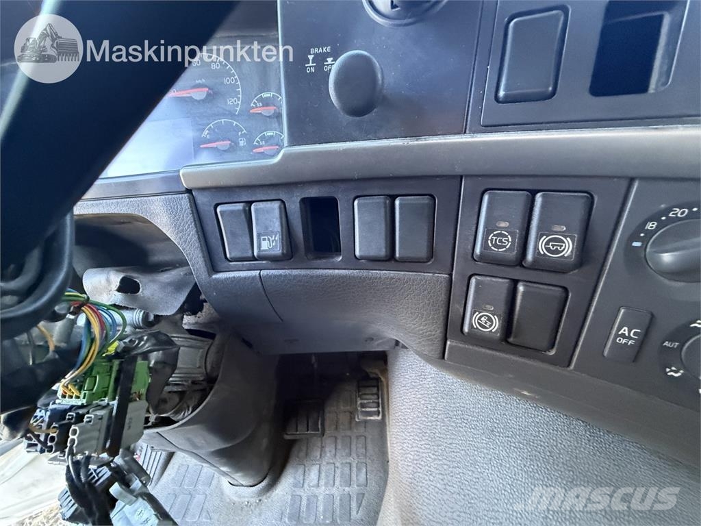 Volvo FM12-52 8X2 工程吊钩车