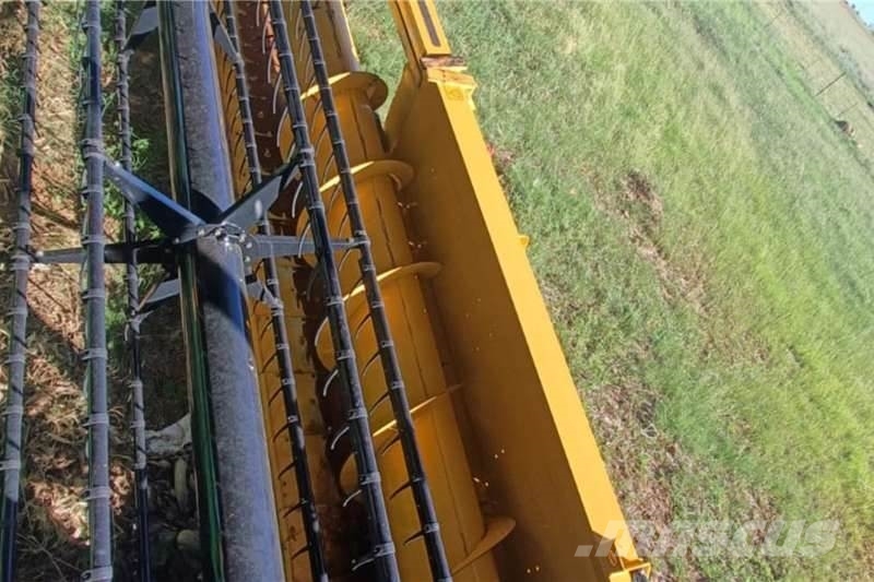 New Holland 25 Ft New Holland 740 CF-25 Super Flex Header Вантажівки / спеціальні