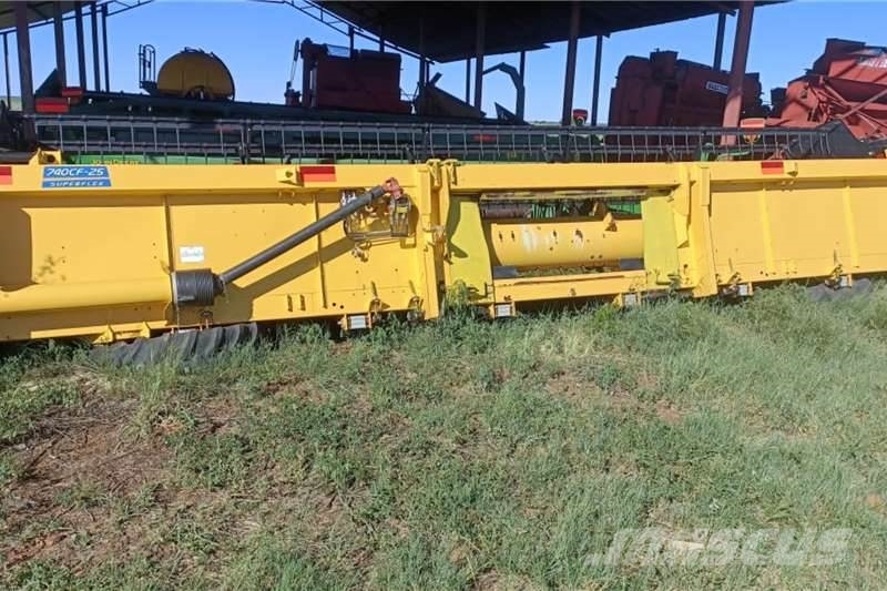 New Holland 25 Ft New Holland 740 CF-25 Super Flex Header Вантажівки / спеціальні