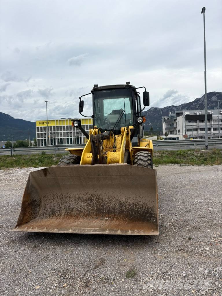 New Holland W111 Kolesni nakladalci