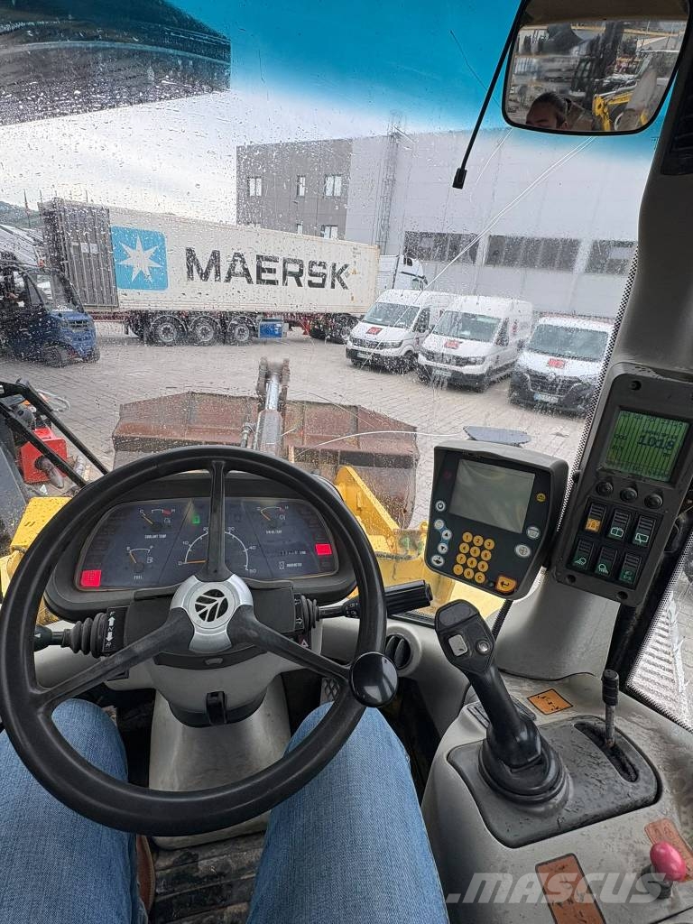 New Holland W111 Kolesni nakladalci