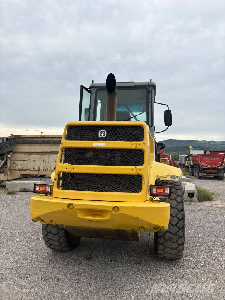New Holland W111 Kolesni nakladalci