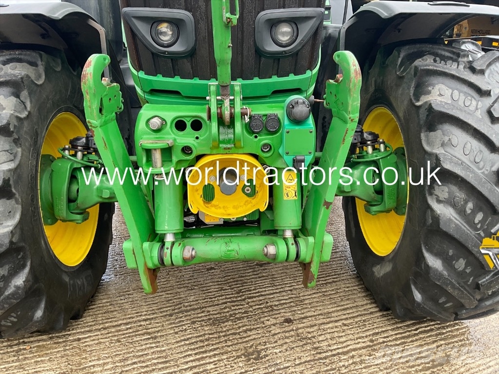 John Deere 6215 R Traktorer