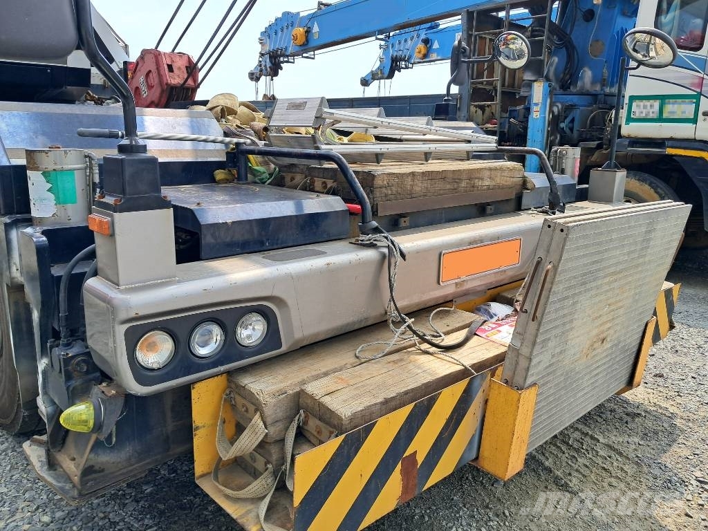 Kato KR-75H Macara teren accidentat