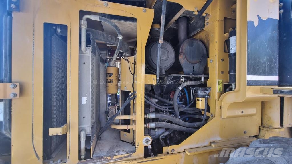 CAT 930G لوادر بعجل