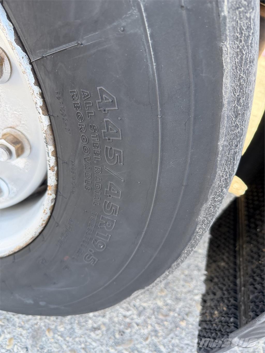 Kögel Iný model VIN 885 نصف مقطورات بباب جانبي