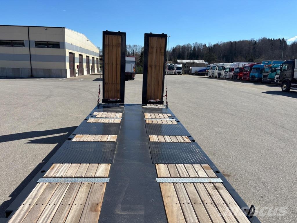 Kässbohrer Lowbed LB3E + STEERING + LIFTING AXLE Low loader-semi-trailers