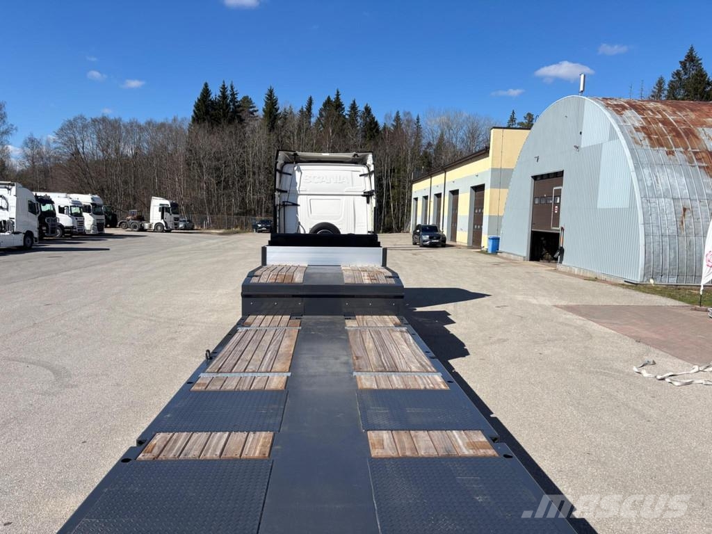Kässbohrer Lowbed LB3E + STEERING + LIFTING AXLE Low loader-semi-trailers