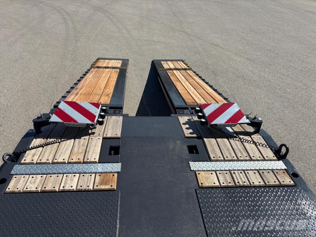 Kässbohrer Lowbed LB3E + STEERING + LIFTING AXLE Low loader-semi-trailers