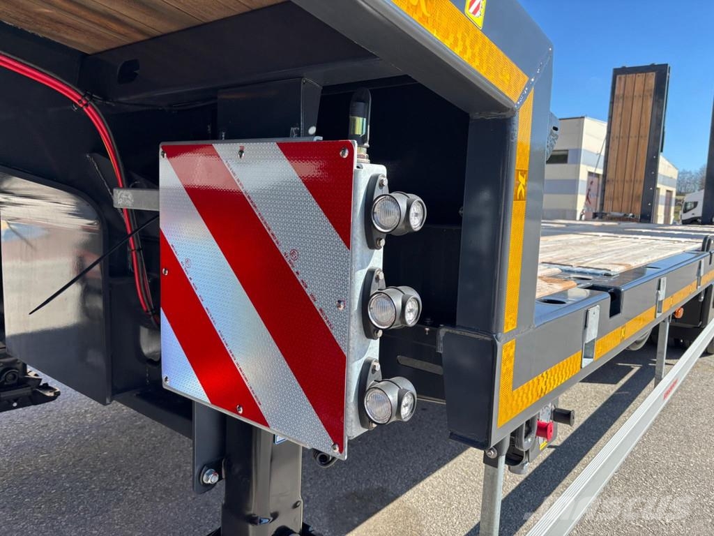 Kässbohrer Lowbed LB3E + STEERING + LIFTING AXLE Low loader-semi-trailers