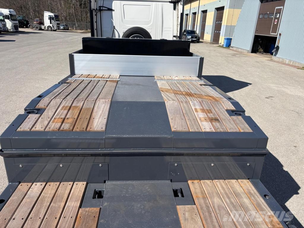 Kässbohrer Lowbed LB3E + STEERING + LIFTING AXLE Low loader-semi-trailers