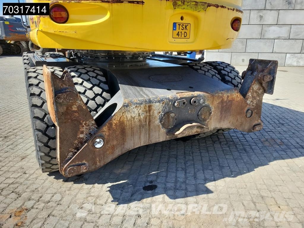 New Holland MH 5.6 Outriggers + Blade Kolesové rýpadlá