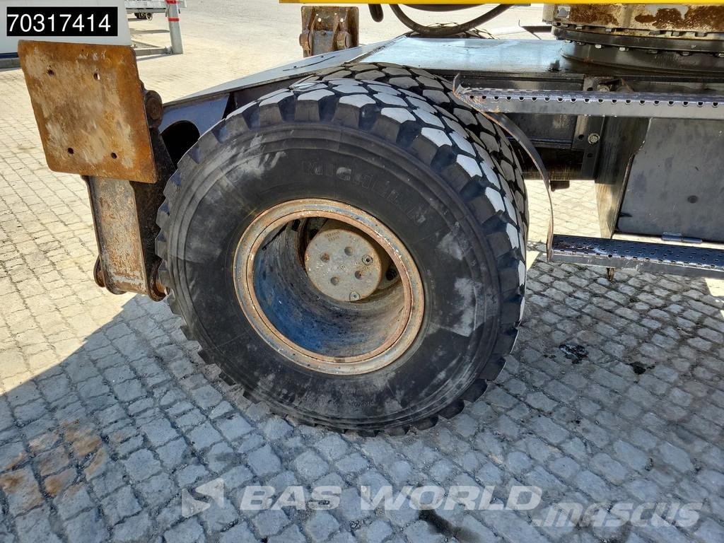 New Holland MH 5.6 Outriggers + Blade Kolesové rýpadlá