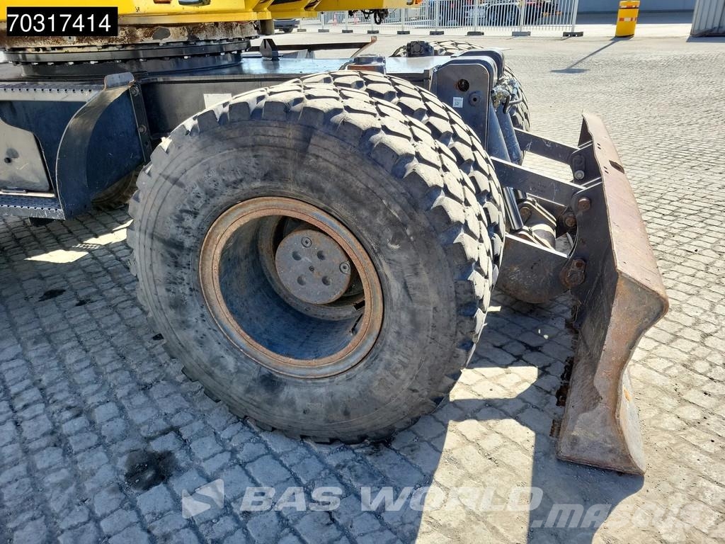 New Holland MH 5.6 Outriggers + Blade Kolesové rýpadlá