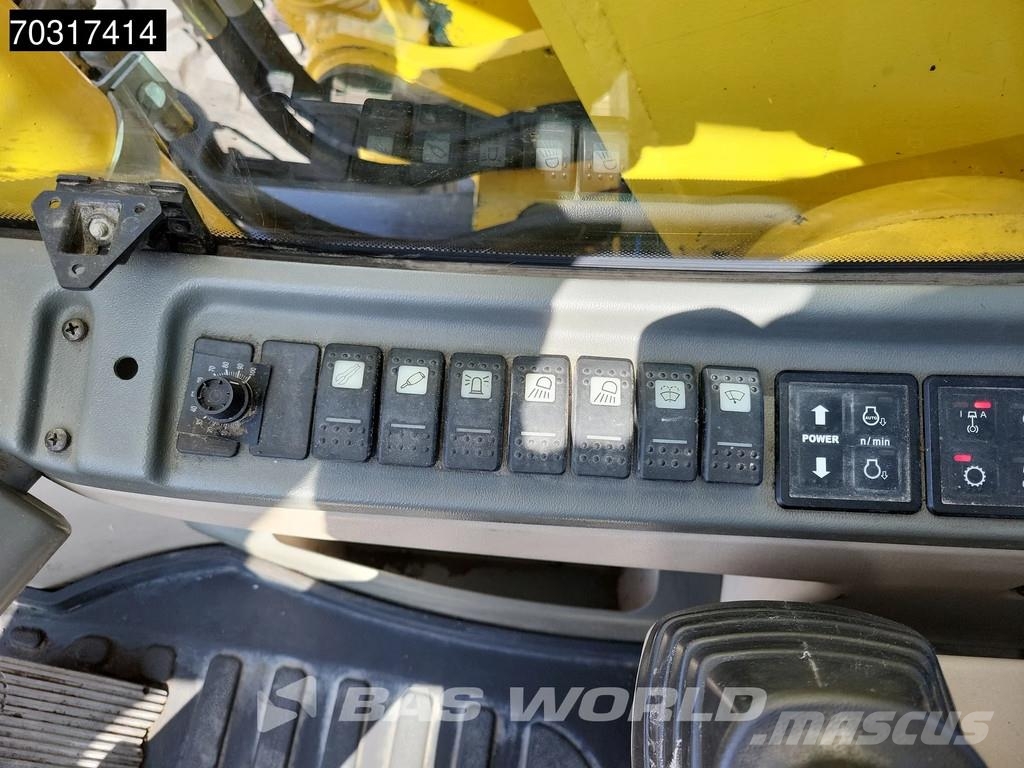 New Holland MH 5.6 Outriggers + Blade Kolesové rýpadlá